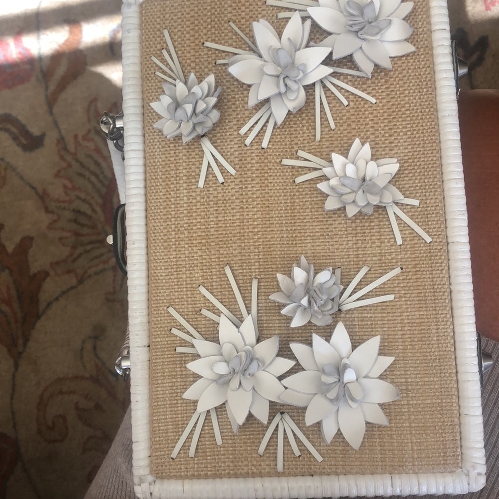 Patricia Nash white/beige wicker with leather appliqué flowers - Picture 2 of 10
